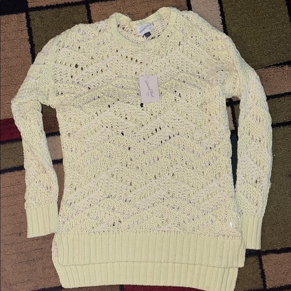 Women’s Universal‎ Thread Sweater - Picture 1 of 8